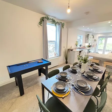 Spacious & Elegant 4-bedroom Semesterbostad *