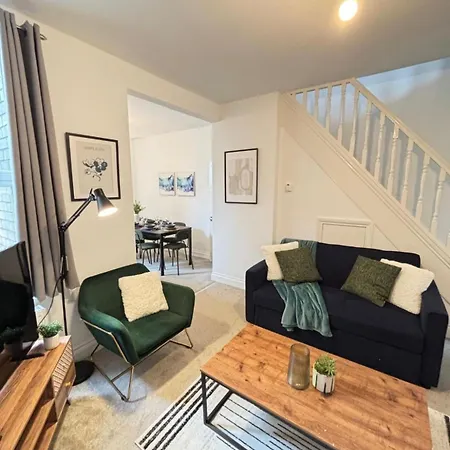 Spacious & Elegant 4-bedroom Semesterbostad